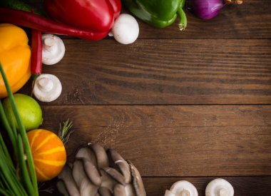 Taze sebze. Ahşap masa Gıda katkı maddeleri, çerçeve stili ile. Üstten Görünüm. Yakın çekim