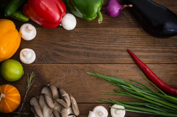 Legumes frescos. Mesa de madeira com ingredientes alimentares, estilo quadro. Vista superior. Close-up — Fotografia de Stock