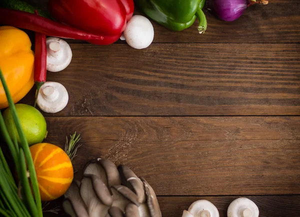 Legumes frescos. Mesa de madeira com ingredientes alimentares, estilo quadro. Vista superior. Close-up — Fotografia de Stock