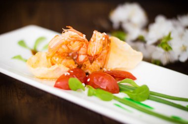 Mısır cipsi, domates ve sosu bir tepside Kraliyet karides. Ahşap arka plan. Üstten Görünüm. Yakın çekim