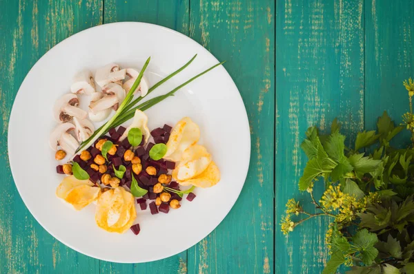 ビート、焙煎豆、緑、コーンチップ、新鮮なシャンピニオンのベジタリアン サラダ。木製のターコイズ ブルーの背景。クローズ アップ — ストック写真