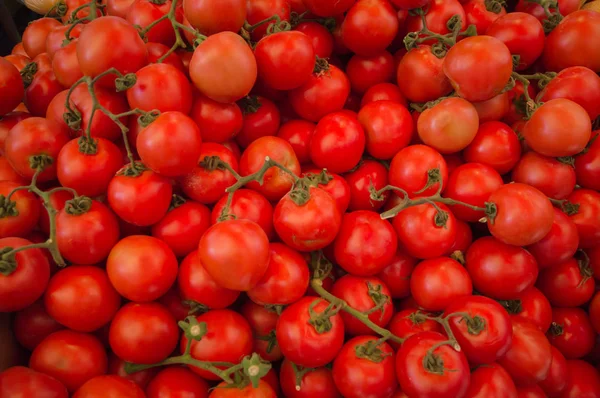 Свіжі помідори органічні на відкритому ринку. Вид зверху. Крупним планом — стокове фото