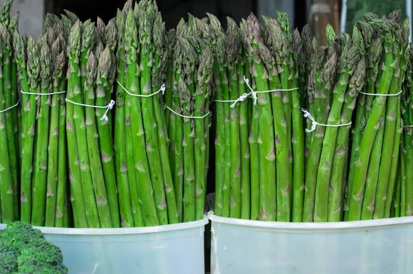 Asparagi freschi sul mercato. Primo piano — Foto Stock