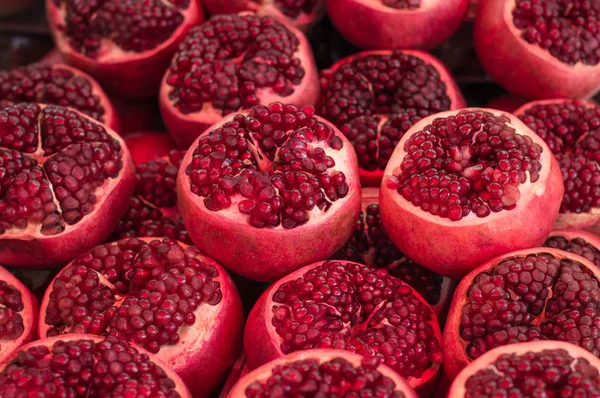 Le grenat est la vente sur le marché. Vue de dessus. Gros plan — Photo