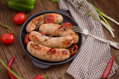 Tavada ızgara sosis. Ahşap arka plan. Üstten Görünüm. Yakın çekim