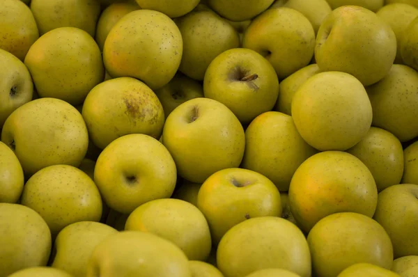 Manzanas verdes y rojas en el estante. Vista superior. Primer plano — Foto de Stock