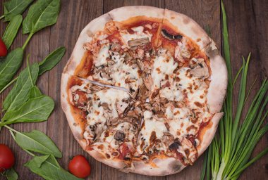 Peynir rustik ahşap arka plan üzerinde erime ile sıcak pizza. Üstten Görünüm. Yakın çekim