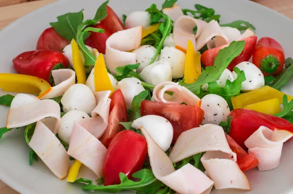 Sommersalat mit Putenbrust, Gemüse, Tomaten und Mozzarella. Ansicht von oben. Nahaufnahme — Stockfoto