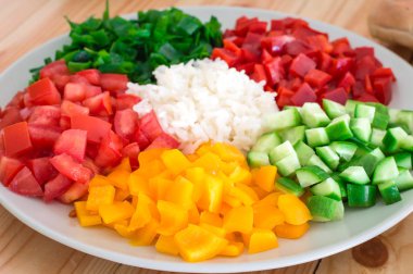 Vejetaryen kahvaltı. Haşlanmış pirinç taze sebze ile. Ahşap 