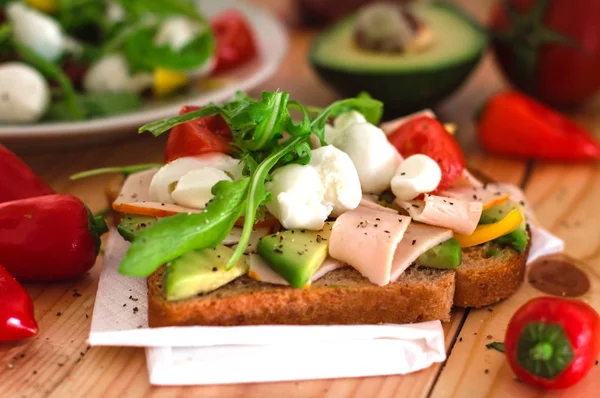 Toast met avocado, rucola, ham en mozzarella. Houten CHTERGRO — Stockfoto