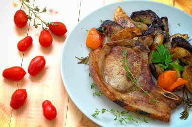 Izgara domuz biftek ve ızgara sebze. Yatay, rustik tarzı. Ahşap arka plan. Yakın çekim. Üstten Görünüm