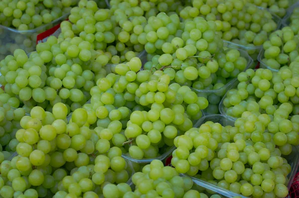 Uvas de vinho branco num mercado. Vista superior. Close-up — Fotografia de Stock