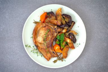 Izgara domuz biftek ve ızgara sebze. Yatay, rustik tarzı. Ahşap arka plan. Yakın çekim. Üstten Görünüm