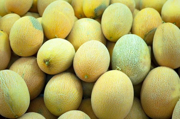 Verse meloen aangelegd op de teller van de markt. Bovenaanzicht. Close-up — Stockfoto