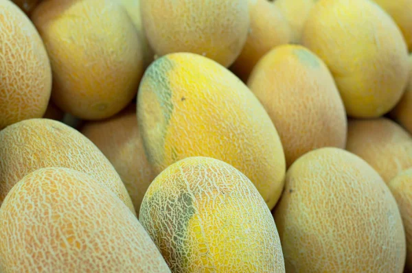 Verse meloen aangelegd op de teller van de markt. Bovenaanzicht. Close-up — Stockfoto