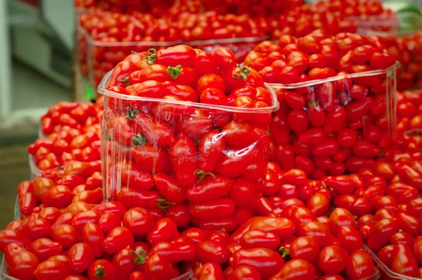 Свіжі органічні міні-помідори на відкритому ринку. Вид зверху. Крупним планом — стокове фото