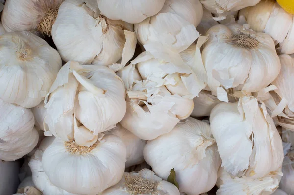 Knoblauch-Hintergrund. Knoblauch zum Verkauf auf dem Markt. Hintergrund der Landwirtschaft. Nahaufnahme. Ansicht von oben — Stockfoto