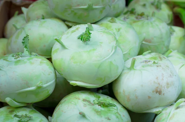 Kohlrabi a la venta en el mercado. Fondo agrícola. Vista superior. Primer plano — Foto de Stock