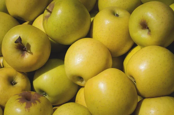 Gele Apple te koop op de markt. Landbouw achtergrond. Close-up. Bovenaanzicht — Stockfoto