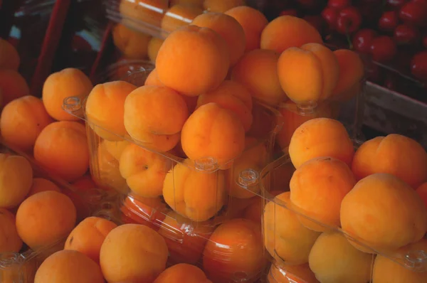 Verse abrikozen te koop op de boerenmarkt. Landbouw achtergrond. Bovenaanzicht. Close-up — Stockfoto