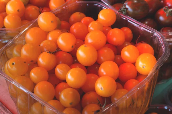Žlutá cherry rajčátky na prodej na zemědělce, na trhu. Zemědělství na pozadí. Detail. Pohled shora — Stock fotografie