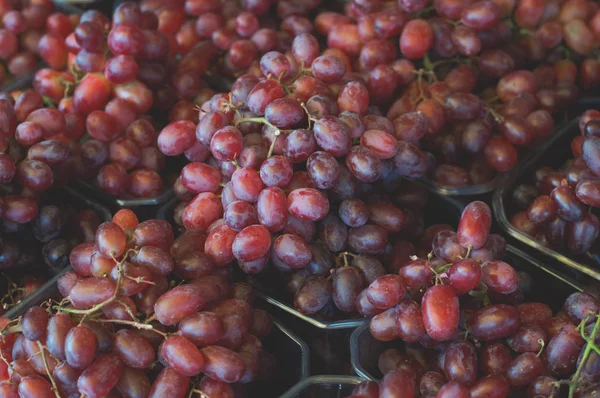 Uva para la venta en el mercado de agricultores. Fondo agrícola. Primer plano. Vista superior —  Fotos de Stock