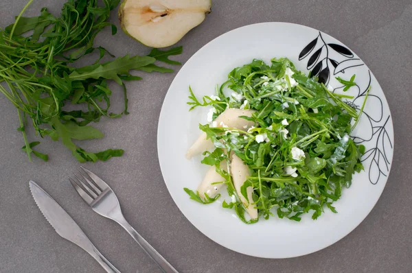 Salat mit grünem Rucola, Birne und Quark isoliert. rustikaler Stil. grauer Stein Hintergrund. Nahaufnahme. Ansicht von oben — Stockfoto