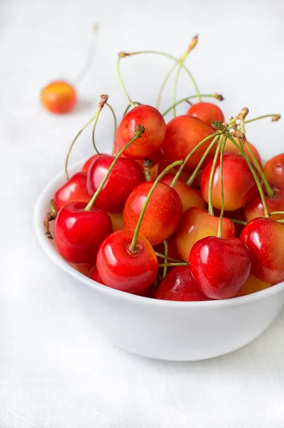 Cherry elszigetelt fehér background. A mezőgazdaság. Közelről. Szemközti nézet — Stock Fotó