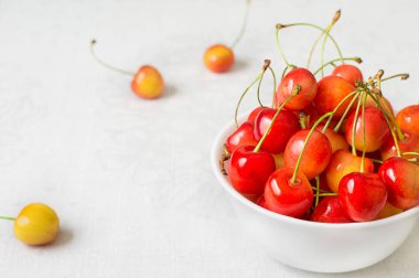 Beyaz arka plan üzerinde izole kiraz. Tarım. Yakın çekim. Üstten Görünüm