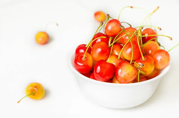 Cherry isolerad på vit bakgrund. Jordbruk. Närbild. Ovanifrån — Stockfoto