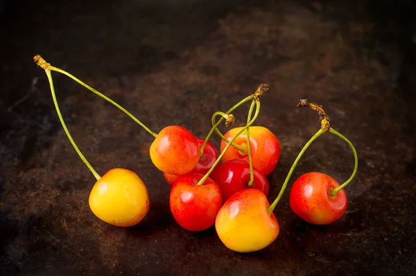 Cherry isolerad på svart bakgrund. Jordbruk. Närbild. Ovanifrån — Stockfoto