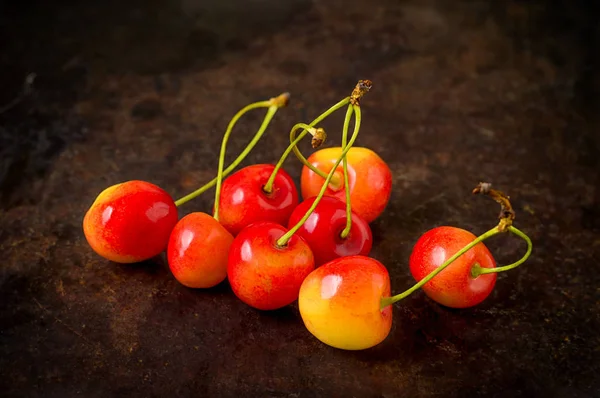 Cherry isolerad på svart bakgrund. Jordbruk. Närbild. Ovanifrån — Stockfoto