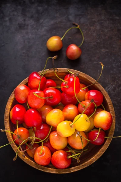 Cherry elszigetelt fekete háttér. A mezőgazdaság. Közelről. Szemközti nézet — Stock Fotó