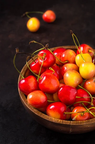 Cherry izolované na černém pozadí. Zemědělství. Detail. Pohled shora — Stock fotografie