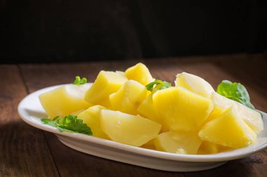 Roket salata ile haşlanmış patates. Ahşap arka plan. Üstten Görünüm. Yakın çekim