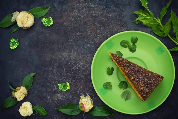 Torta con cioccolato, miele e menta. Fondo nero. Vista dall'alto. Primo piano — Foto Stock