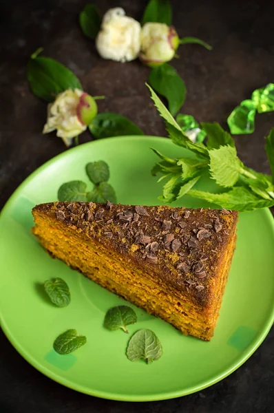 Torta con cioccolato, miele e menta. Fondo nero. Vista dall'alto. Primo piano — Foto Stock