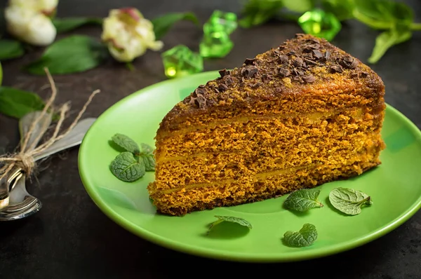 Torta con cioccolato, miele e menta. Fondo nero. Vista dall'alto. Primo piano — Foto Stock