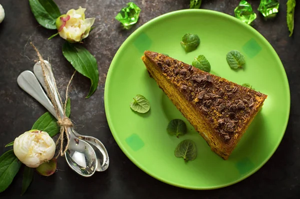 Torta con cioccolato, miele e menta. Fondo nero. Vista dall'alto. Primo piano — Foto Stock