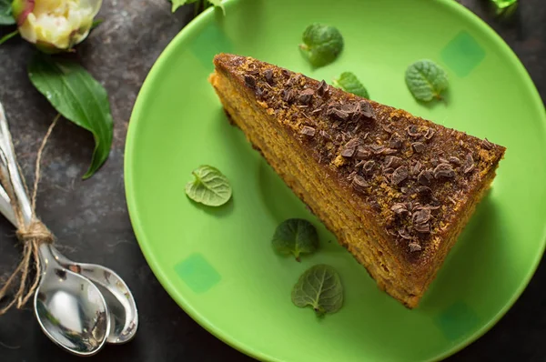 Torta con cioccolato, miele e menta. Fondo nero. Vista dall'alto. Primo piano — Foto Stock