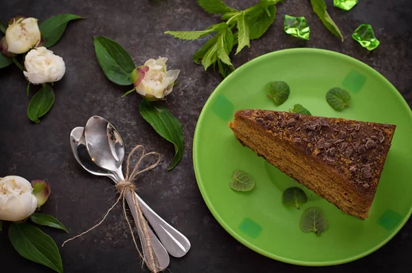 Torta con cioccolato, miele e menta. Fondo nero. Vista dall'alto. Primo piano — Foto Stock