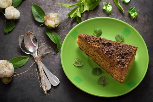 Torta con cioccolato, miele e menta. Fondo nero. Vista dall'alto. Primo piano — Foto Stock