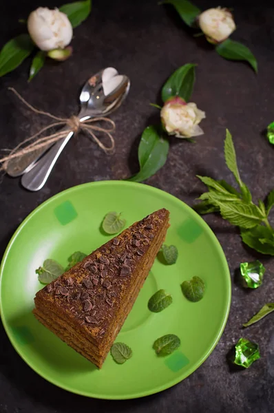 Torta con cioccolato, miele e menta. Fondo nero. Vista dall'alto. Primo piano — Foto Stock