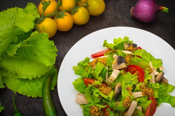 Frischer Salat mit Hühnchen, Pilzen, Salat, Tomaten und Senf-Dip. dunkler Steinhintergrund. Ansicht von oben. Nahaufnahme — Stockfoto
