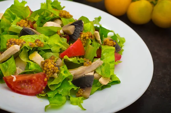 Salada fresca com frango, cogumelos, alface, tomate e mostarda. Fundo de pedra escura. Vista superior. Close-up — Fotografia de Stock