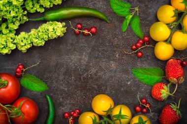 Organik gıda ayarlayın. Taze çiğ sebze salatası için. Eski siyah bir arka plan üzerinde. Üstten Görünüm. Yakın çekim