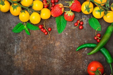 Organik gıda ayarlayın. Taze çiğ sebze salatası için. Eski siyah bir arka plan üzerinde. Üstten Görünüm. Yakın çekim