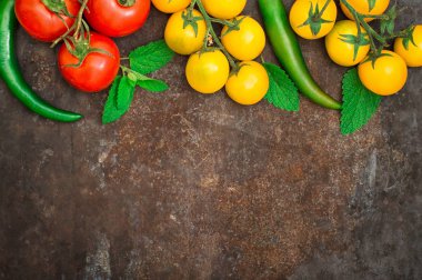 Organik gıda ayarlayın. Taze çiğ sebze salatası için. Eski siyah bir arka plan üzerinde. Üstten Görünüm. Yakın çekim