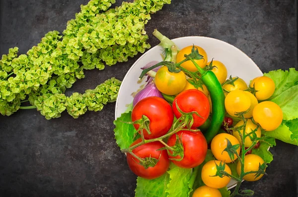 Definir comida orgânica. Legumes crus frescos para salada. Num velho fundo preto. Vista superior. Close-up — Fotografia de Stock