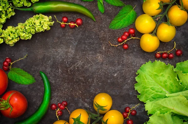 Biolebensmittel. frisches rohes Gemüse für den Salat. auf altem schwarzem Hintergrund. Ansicht von oben. Nahaufnahme — Stockfoto